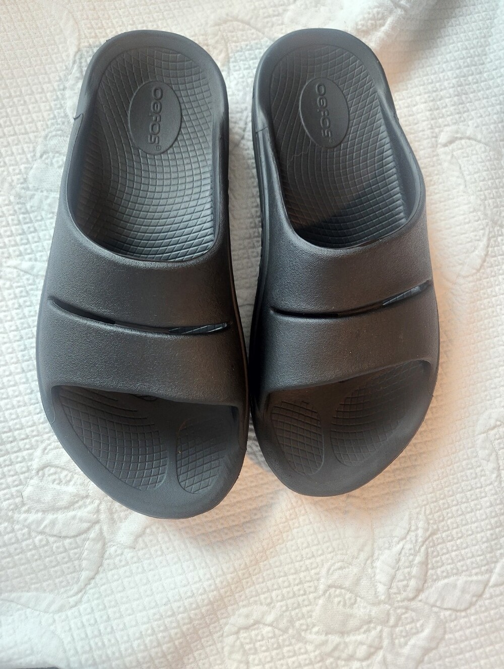 OOFOS Black Slip-On Recovery Sandals